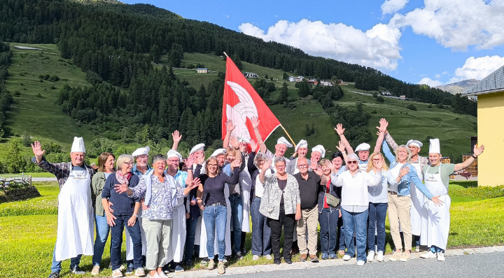 Die 24-köpfige Gruppe besuchte die ins Münstertal ausgewanderten Hanni und Heiner Krattiger. Hanni hatte den Kochklub vor 23 Jahren gegründet.
Bild zvg