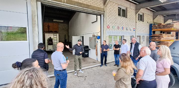 Beim Besuch im Werkhof des Forstreviers Farnsburg erhielten die Behörden- und Kommissionsmitglieder des BZG Einblicke in die Arbeit des Forstbetriebs.
Bild zvg