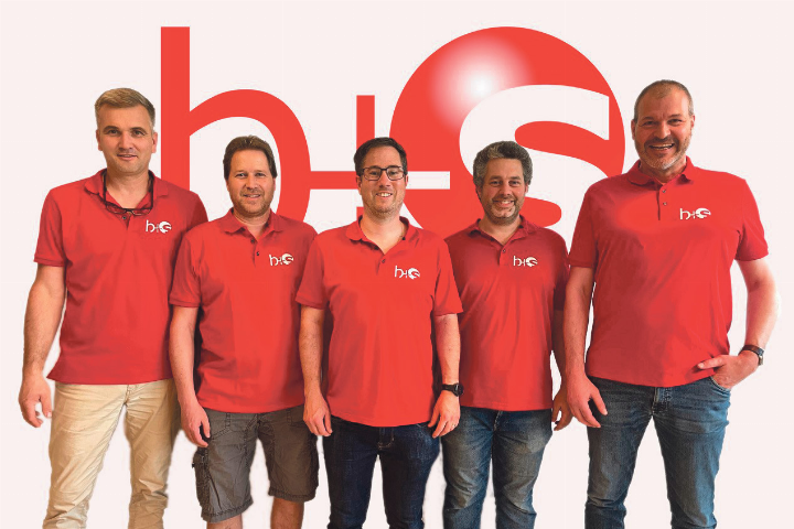 Von links: Enijad Terzic (Bereichsleiter Photovoltaik), Thomas Waser (Bereichsleiter Service), Roland Gisler (Geschäftsleiter, Bereichsleiter Installation), Martin Ruckstuhl (Bereichsleiter Telematik/Gebäudeautomation, Projektleiter Installation) und Silvan Rickenbacher (Technischer Sachbearbeiter) garantieren eine fachkundige Beratung. Bild zvg