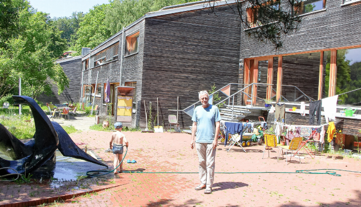 «Casa 12 – Ort der Begegnung», im Bild Genossenschafter Hans Weber.
Bild Elmar Gächter «Casa 12 – Ort der Begegnung», im Bild Genossenschafter Hans Weber.
Bild Elmar Gächter