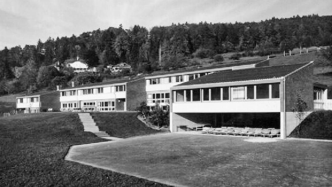 Liegenschaft am Schwengiweg 12 als Kinderbeobachtungsheim, im Hintergrund das ehemalige Sanatorium (Postkarte, wohl kurz nach dem Bau 1960). Bild zvg Liegenschaft am Schwengiweg 12 als Kinderbeobachtungsheim, im Hintergrund das ehemalige Sanatorium (Postkarte, wohl kurz nach dem Bau 1960). Bild zvg