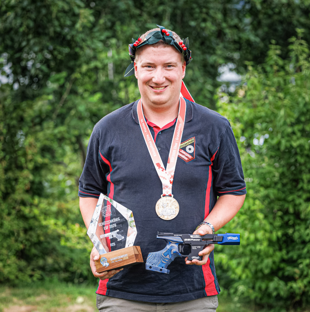 Frisch gekrönt und mit Medaille und Auszeichnung: Pistolen-Schützenkönig Adrian Schaub.
Bild zvg Frisch gekrönt und mit Medaille und Auszeichnung: Pistolen-Schützenkönig Adrian Schaub.
Bild zvg