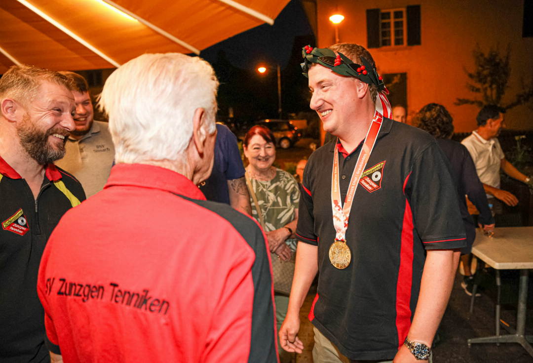 Rund 60 Freunde und Bekannte gratulieren am Sonntagabend Adrian Schaub zum Titelgewinn. Unter den Gratulanten sind viele seiner Vereinskollegen.
Bild Thomas Ditzler Rund 60 Freunde und Bekannte gratulieren am Sonntagabend Adrian Schaub zum Titelgewinn. Unter den Gratulanten sind viele seiner Vereinskollegen.
Bild Thomas Ditzler