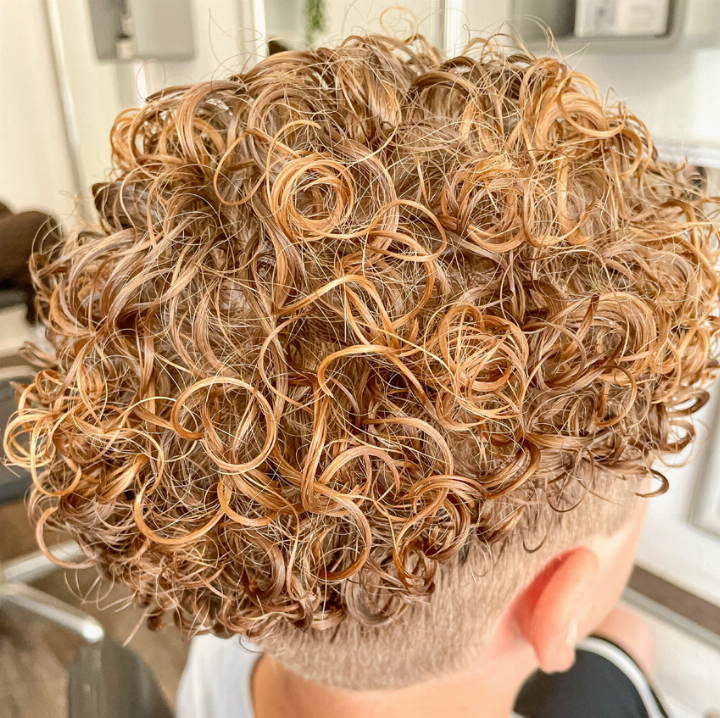 Viele Jugendliche und junge Männer lassen sich Locken machen, während die Seiten sehr kurz geschnitten werden. Bilder Coiffeur HaarMonia