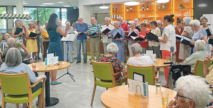 Traditionell tritt der Kirchenchor jeweils am Montag vor den Sommerferien im Gelterkinder Altersheim zum Eibach auf.
Bild zvg
