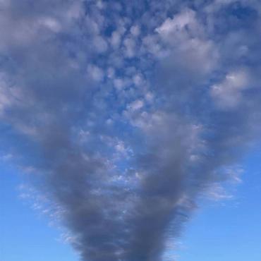 Morgens um 6 Uhr fotografiert Erna Thommen aus Diegten den am Himmel stehenden «Vulkan» 