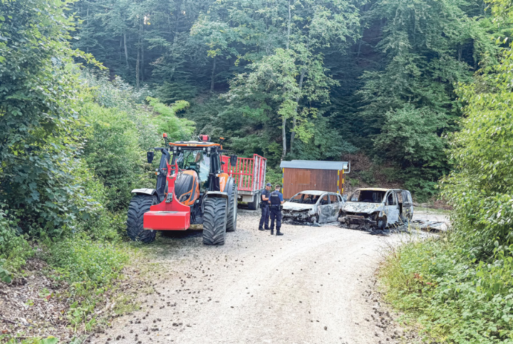 Die Fahrzeuge des Forstreviers bei den verbrannten Autos wurden beschädigt. Bild zvg Die Fahrzeuge des Forstreviers bei den verbrannten Autos wurden beschädigt. Bild zvg