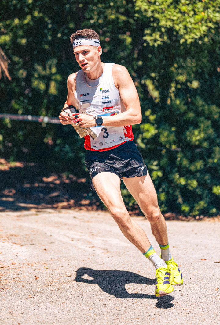 Tino Polsini vergibt auf den letzten Metern des Sprint-Finals eine mögliche WM-Medaille. Bild Swiss Orienteering / Sandro Anderes