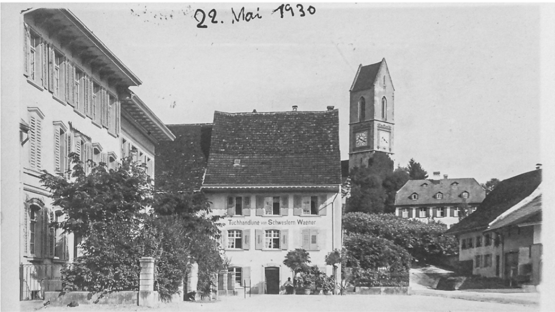 Das Haus am Dorfplatz 11, «Tuchhandlung von Schwestern Wagner», ist das Elternhaus von Jakob Wagner. Das Haus am Dorfplatz 11, «Tuchhandlung von Schwestern Wagner», ist das Elternhaus von Jakob Wagner.