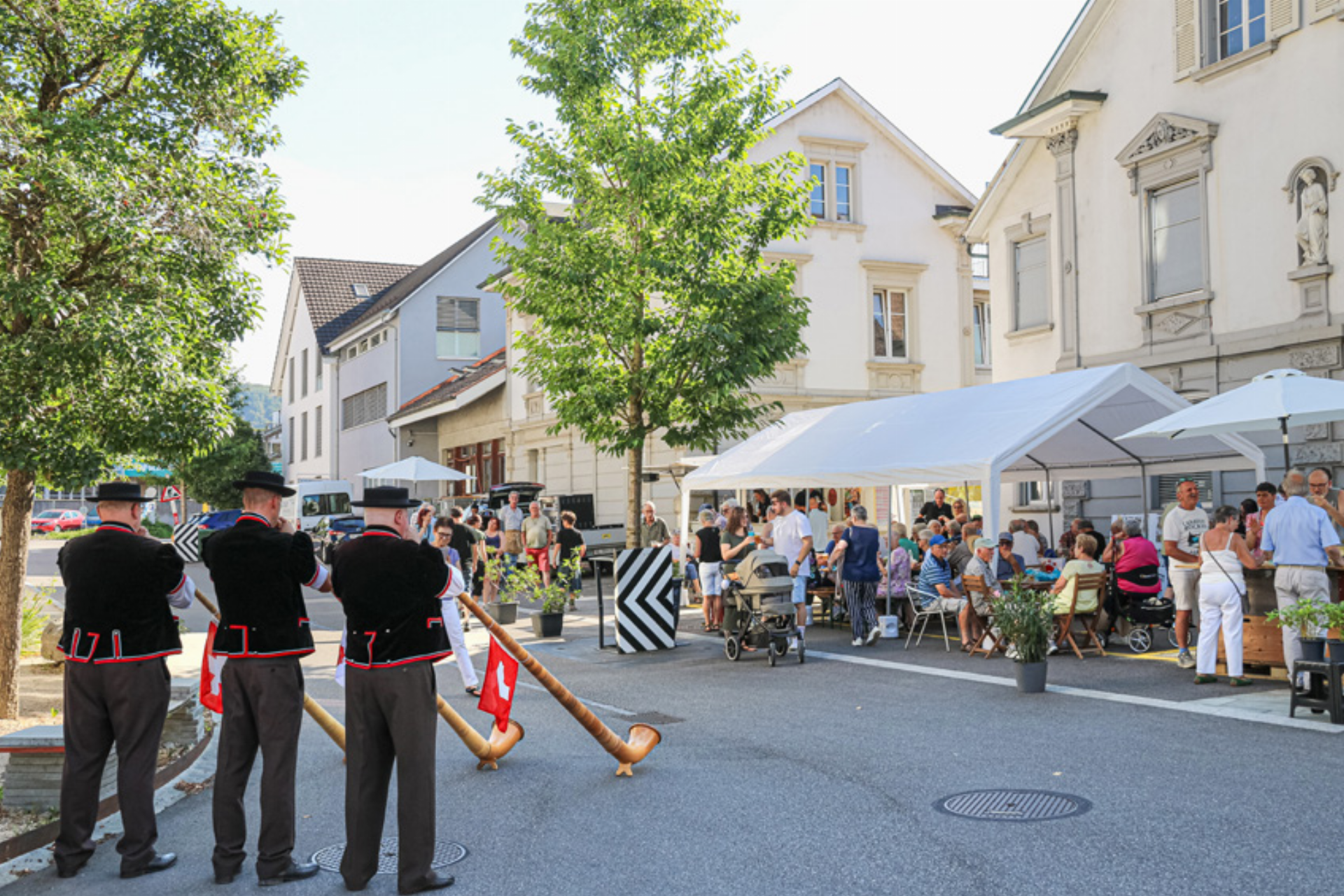 Reges Treiben am Sommerfest - Das Bild wird blockiert. – Möglicherweise durch einen aktiven Adblocker.