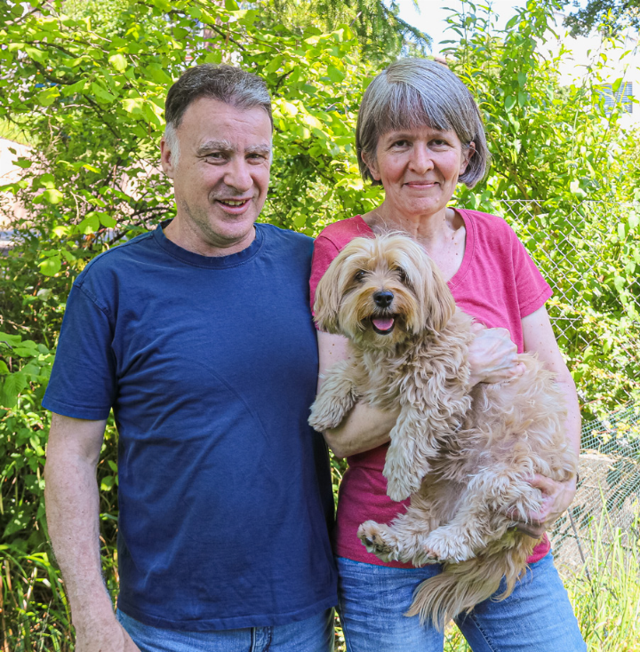 Die Verlags eigentümer Stephan und Ramona Zettel gemeinsam mit Ida, ihrer Hündin des Vertrauens. Bild Lea Wieser Die Verlags eigentümer Stephan und Ramona Zettel gemeinsam mit Ida, ihrer Hündin des Vertrauens. Bild Lea Wieser