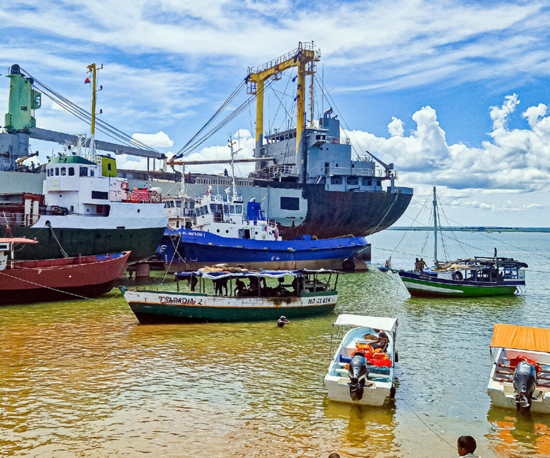 Der provisorische Hafen von Mahajanga: Das bräunliche Wasser des Flusses Betsiboka verrät, wie viel Erde die Erosion im Landesinneren täglich ins Meer spült. Der provisorische Hafen von Mahajanga: Das bräunliche Wasser des Flusses Betsiboka verrät, wie viel Erde die Erosion im Landesinneren täglich ins Meer spült.