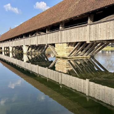 Das Spiegelbild der alten Holzbücke in Wangen an der Aare, fotografiert von Eugen Schwarz aus Oberdorf.