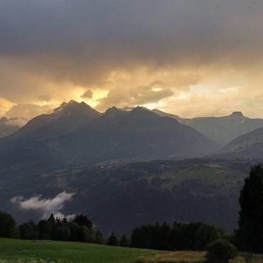 Der Lausener Markus Baumann hält diese mystische Gewitterstimmung in Obersaxen, Graubünden fest.