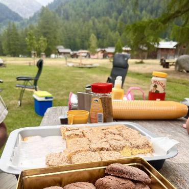Beim Familien-Geburtstagsfest aus verschiedenen Gegenden der Schweiz, das im Goms im Oberwallis stattfand, war auch das Baselbiet vertreten: mit Zimetstengel und Oltingerschnitten, wie Heidi Gysin aus Gelterkinden schreibt.