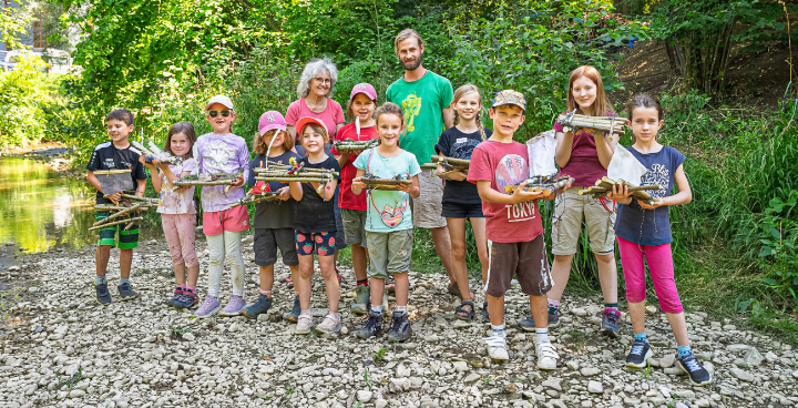 Spass an der Frenke: Diese Schiffe bauten die Kinder aus Ästen und Baumrinden.Bild zvg