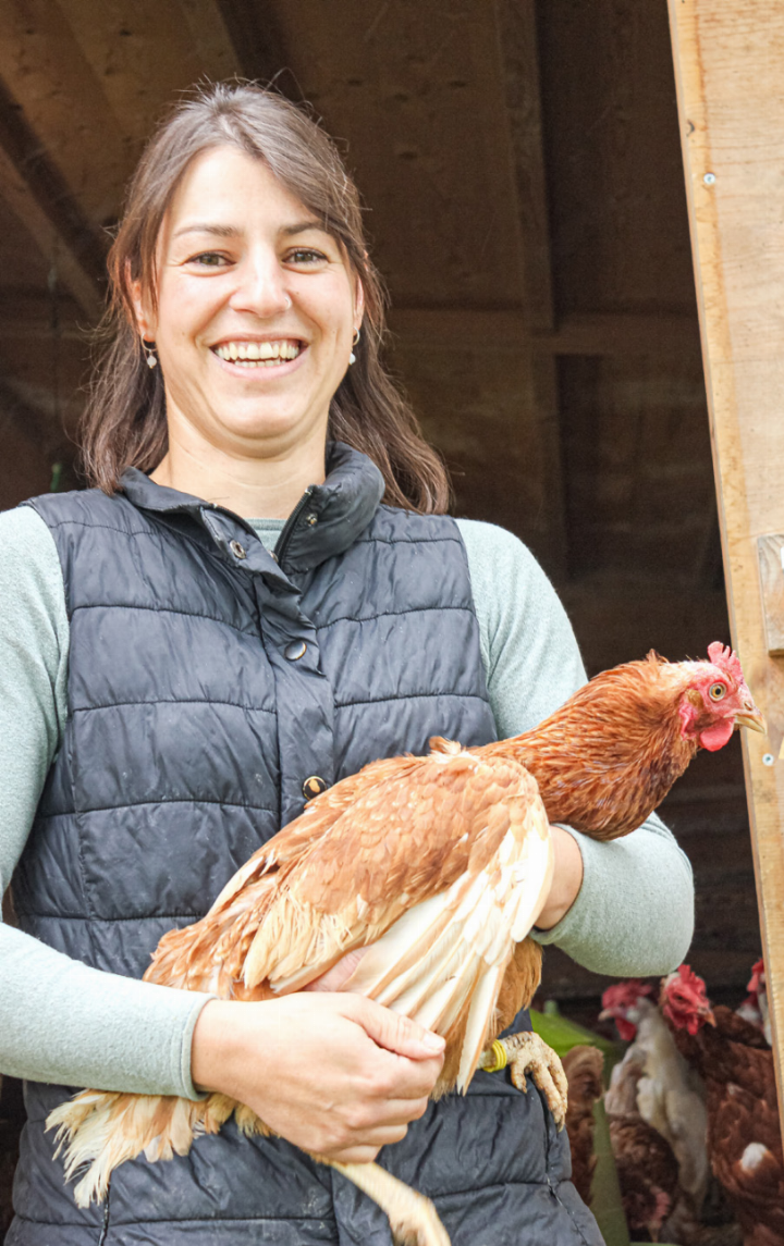 Die Legehennen gehören ebenso zum Aufgabenbereich der Bäuerin Myriam Schwob wie die Kühe. Bild Stefanie Spycher Die Legehennen gehören ebenso zum Aufgabenbereich der Bäuerin Myriam Schwob wie die Kühe. Bild Stefanie Spycher