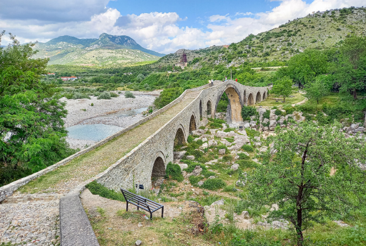 Die alte Steinbrücke bei Shkoder führt durch eine eindrückliche Berglandschaft. Bilder Donat Oberson Die alte Steinbrücke bei Shkoder führt durch eine eindrückliche Berglandschaft. Bilder Donat Oberson