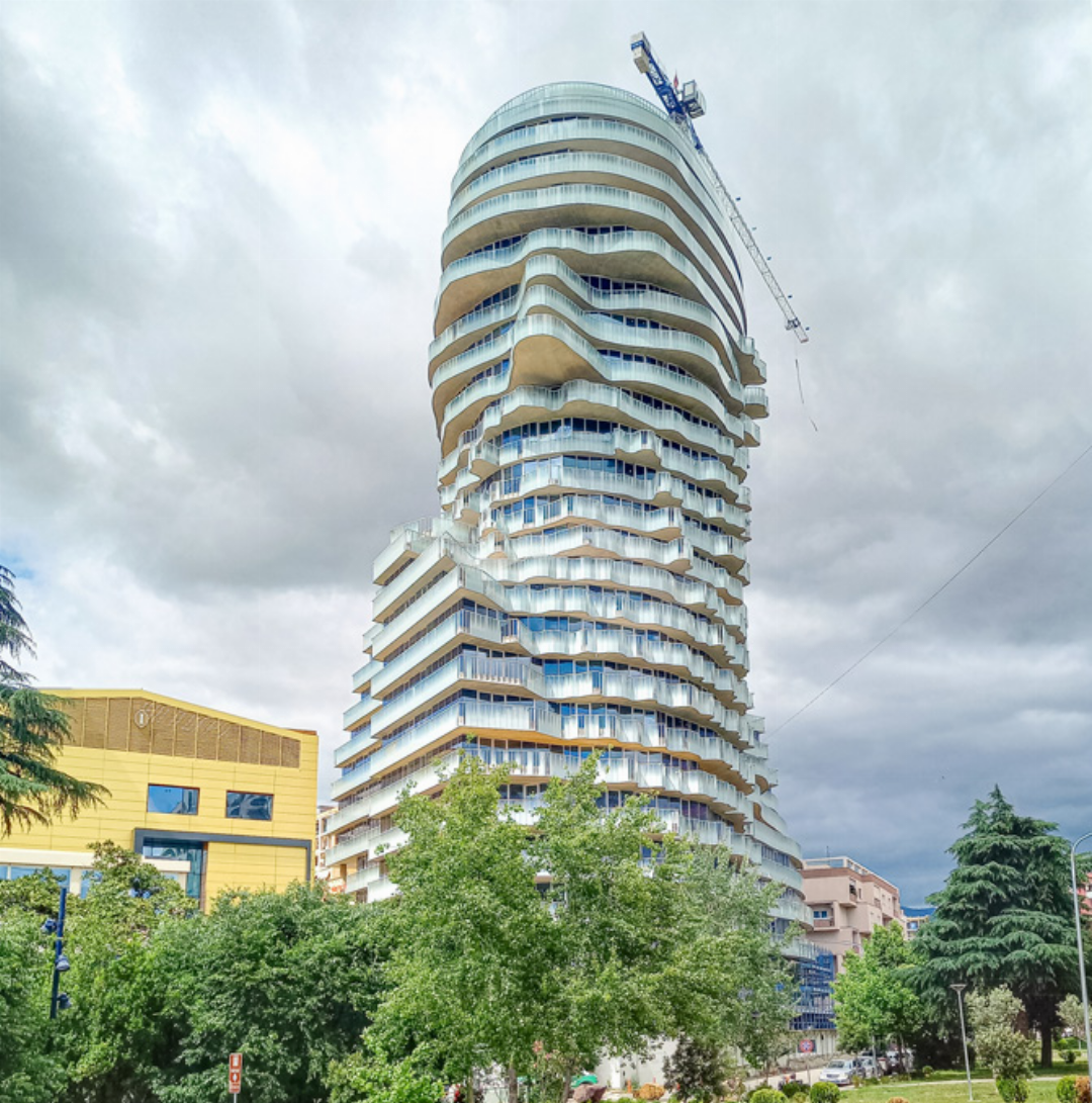 … während in der Hauptstadt Tirana Hochhäuser den Aufbruch des Landes Richtung Europa zeigen. … während in der Hauptstadt Tirana Hochhäuser den Aufbruch des Landes Richtung Europa zeigen.
