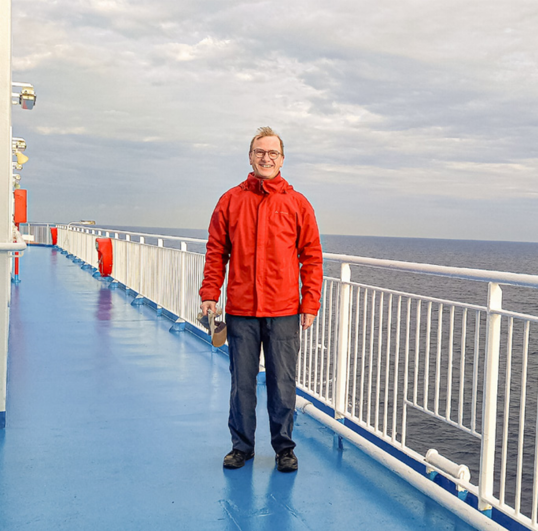 Donat Oberson auf der Fähre über die Adria: Er wählte für seinen Freiwilligeneinsatz in Albanien die langsame Anreise mit Zug und Schiff.
Bild zvg Donat Oberson auf der Fähre über die Adria: Er wählte für seinen Freiwilligeneinsatz in Albanien die langsame Anreise mit Zug und Schiff.
Bild zvg