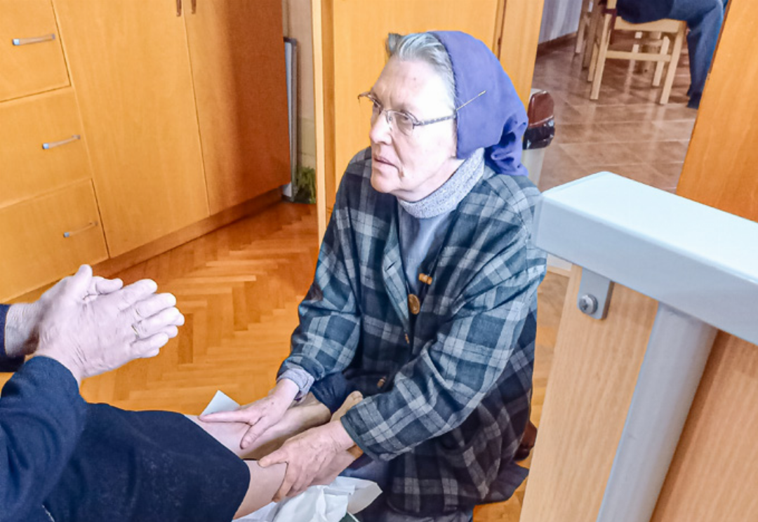 Eine Ordensschwester kümmert sich in Shkoder um eine Patientin. Die Schwestern unterstützen Menschen in Armut mit Pflege, Lebensmitteln, Kleidern und persönlicher Begleitung. Eine Ordensschwester kümmert sich in Shkoder um eine Patientin. Die Schwestern unterstützen Menschen in Armut mit Pflege, Lebensmitteln, Kleidern und persönlicher Begleitung.