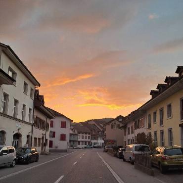 Fritz Häuselmann fotografiert kurz vor dem Eindunkeln den Abendhimmel über der Tecknauerstrasse in Gelterkinden.