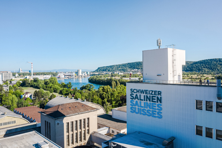 Von hier aus wird Salz für Strassen, Industrie und Haushalte in der ganzen Schweiz geliefert. Von hier aus wird Salz für Strassen, Industrie und Haushalte in der ganzen Schweiz geliefert.