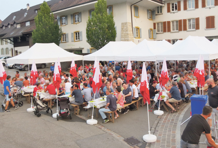 Vor dem Unterbruch gab es stets eine Bundesfeier auf dem Gelterkinder Dorfplatz. Daran knüpfen die jungen Fussballer von Galaxy heuer an. Bild zvg