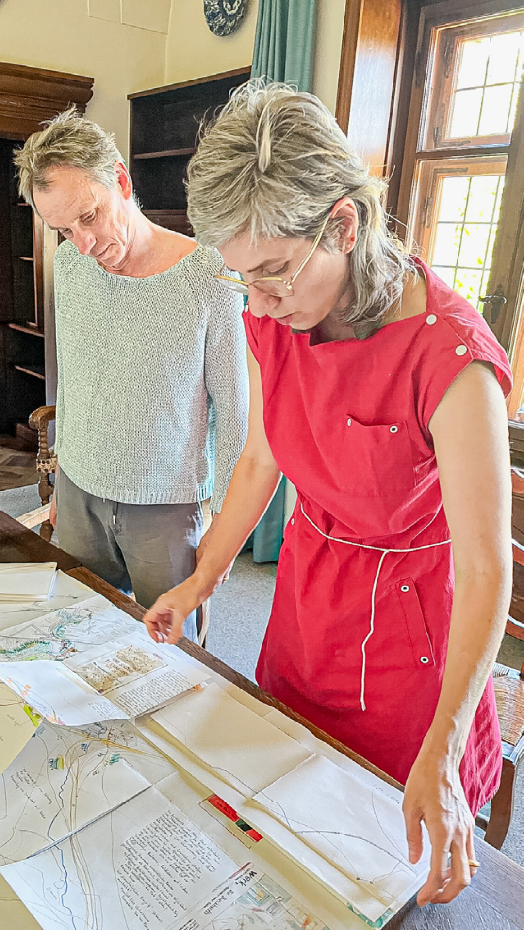 Jörg Laue und Esther Ernst in der Villa Clavel mit Esther Ernsts speziell gefalteter Zeichnung. Jörg Laue und Esther Ernst in der Villa Clavel mit Esther Ernsts speziell gefalteter Zeichnung.