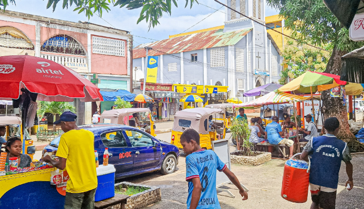 Hell-Ville: Tuk-Tuks, Marktschirme und eine Kolonialkirche im Hintergrund – der Hauptort von Nosy Bé ist laut, bunt und lebendig. Bilder Hanspeter Gsell Hell-Ville: Tuk-Tuks, Marktschirme und eine Kolonialkirche im Hintergrund – der Hauptort von Nosy Bé ist laut, bunt und lebendig. Bilder Hanspeter Gsell