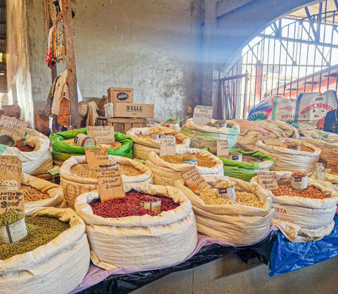 Bananen, Früchte, Gewürze: das geschäftige Treiben in der Markthalle von Hell-Ville. Bananen, Früchte, Gewürze: das geschäftige Treiben in der Markthalle von Hell-Ville.