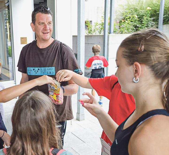 Seit mehr als 20 Jahren sorgt Tom Weber dafür, dass Kinder während einer Woche in den Genuss von Spiel, Sport und Spass kommen. Bild: Pascal Kamber Seit mehr als 20 Jahren sorgt Tom Weber dafür, dass Kinder während einer Woche in den Genuss von Spiel, Sport und Spass kommen. Bild: Pascal Kamber