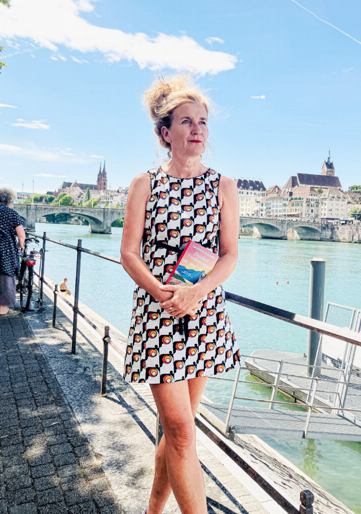 «Es treibt mich um, was wir Menschen uns antun», sagt die Baselbieter Autorin Sandra Hughes. Bild Anna Wegelin