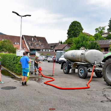 Während in Bretzwil im Dorf noch keine grösseren Einschränkungen bestehen, muss auf einigen Höfen wegen der Trockenheit mit Tanks Wasser zugeführt werden, hält Franz Schweizer fest.