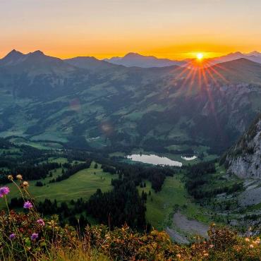 Genau um diese stimmungsvollen Momente zu erleben, zieht es Jan Furler aus Bubendorf immer wieder am morgen früh in die Berge. Im Tal den schön gelegenen Lauenensee fotografiert er die im Hintergrund aufgehende Sonne.