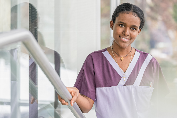 Mit 13 hat die Eritreerin Yordanos Hagos alleine ihr Zuhause und ihre Familie verlassen. Trotz erschwertem Weg hat sie erfolgreich ihre Ausbildung im Seniorenheim «Mülimatt» in Sissach abgeschlossen. Bild Zentrum für Brückenangebote
