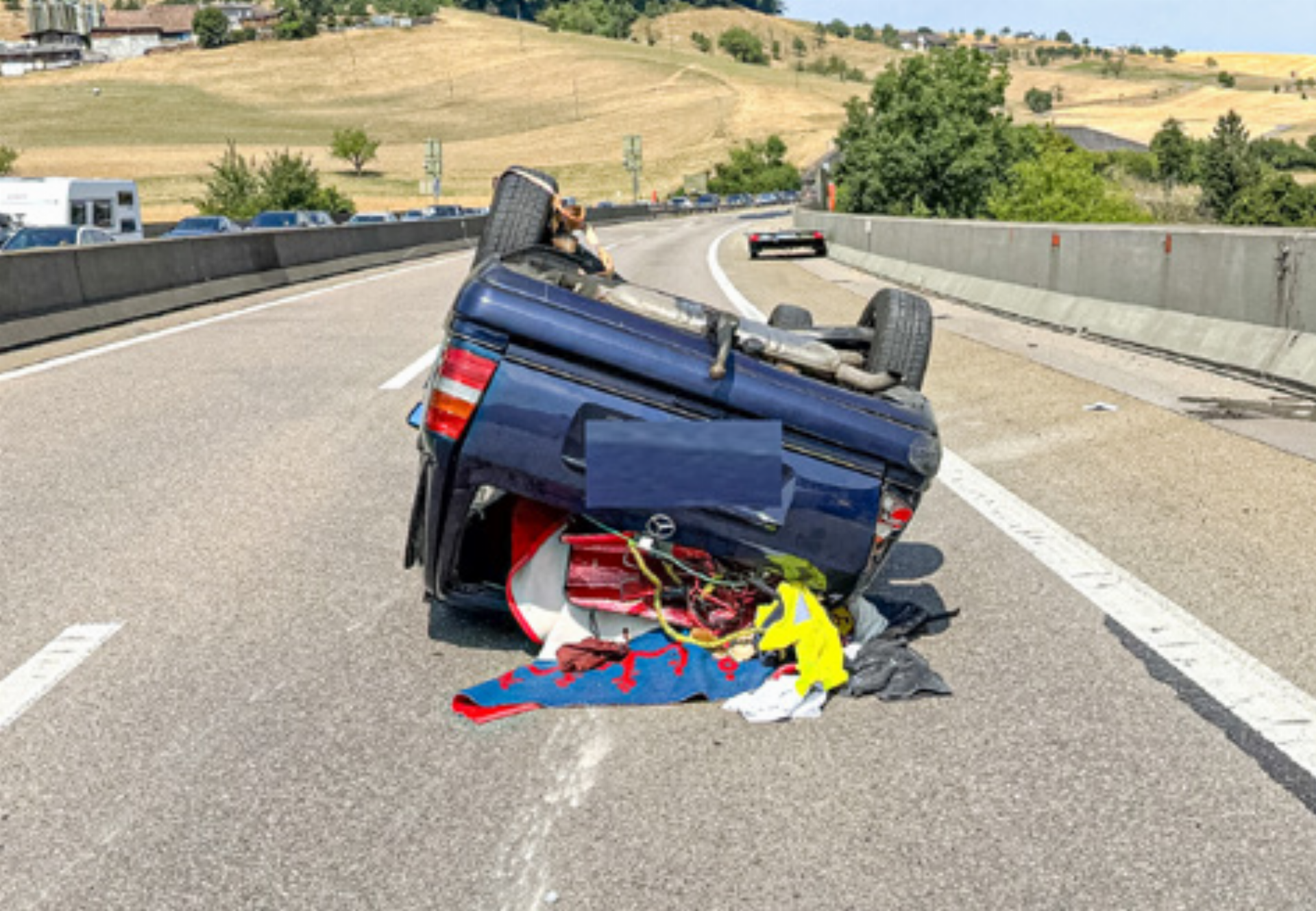 Oldtimer fällt auf A2 von Anhänger - Das Bild wird blockiert. – Möglicherweise durch einen aktiven Adblocker.