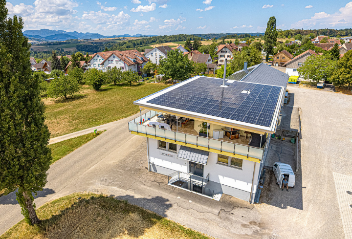 Die Solaranlage auf dem Dach der Maxip GmbH in Rünenberg erreicht eine Spitzenleistung von 76 Kilowatt und liefert einen Grossteil des Stroms für die Produktion des Maschinenbauunternehmens. Bilder Jo Krebs Die Solaranlage auf dem Dach der Maxip GmbH in Rünenberg erreicht eine Spitzenleistung von 76 Kilowatt und liefert einen Grossteil des Stroms für die Produktion des Maschinenbauunternehmens. Bilder Jo Krebs