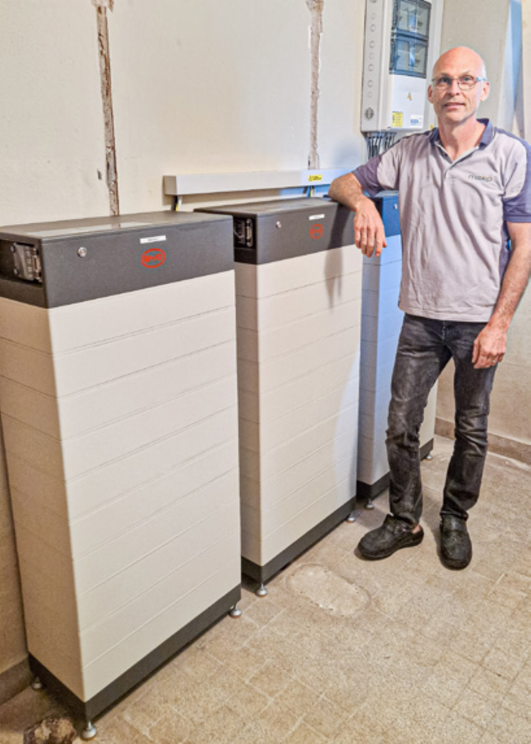 Michael Handschin neben den Batteriespeichern. Bild zvg Michael Handschin neben den Batteriespeichern. Bild zvg