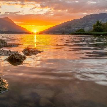 Wenns passt dann passts! Jan Furler aus Bubendorf fotografiert die Sonne, wie sie genau zwischen den Hügeln hinter dem Lauerzersee im Kanton Schwyz untergeht.