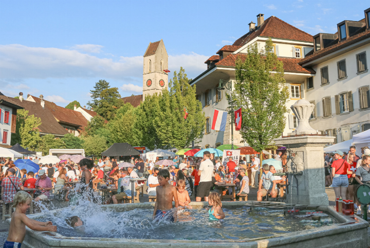 Für die kleinen Gäste wurde der Dorfbrunnen an der Gelterkinder Bundesfeier zum Schwimmbecken. Bild Lea Wieser