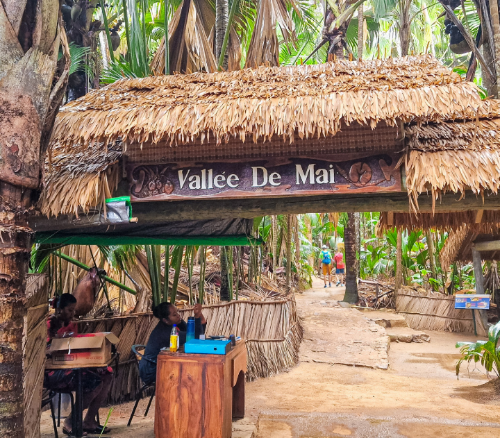 Der Eingang zum Vallée de Mai auf Praslin,das seit 1983 zum Unesco-Weltnaturerbe gehört. Bilder Hanspeter Gsell Der Eingang zum Vallée de Mai auf Praslin,das seit 1983 zum Unesco-Weltnaturerbe gehört. Bilder Hanspeter Gsell