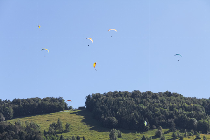 Besuchende können das Fluggeschehen verfolgen oder selbst zu einem Tandemflug abheben.
Bild zvg