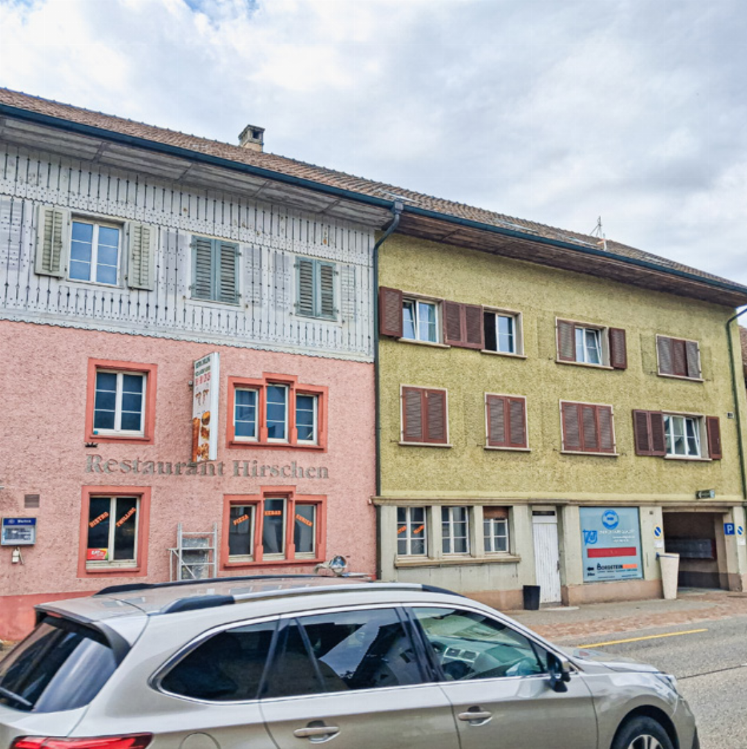 Hauptstrasse und das frühere Restaurant «Hirschen». Hauptstrasse und das frühere Restaurant «Hirschen».
