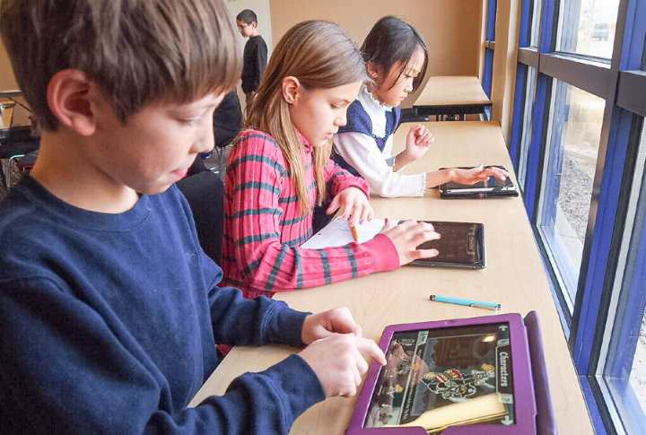 Das Volk wird über den Einsatz von Tablets in Schulen entscheiden. Bild zvg