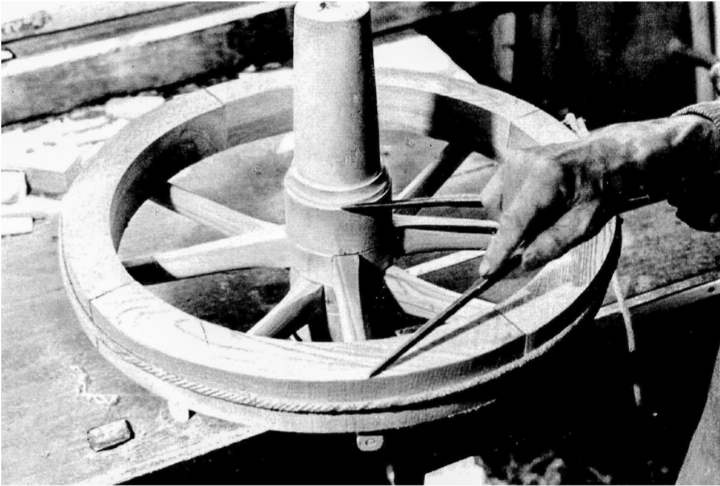 Blick auf die Produktion: Die Nabe mit den eingepassten Speichen bildet das Herzstück eines Wagenrads. Bild Archiv Hanspeter Gautschin Blick auf die Produktion: Die Nabe mit den eingepassten Speichen bildet das Herzstück eines Wagenrads. Bild Archiv Hanspeter Gautschin