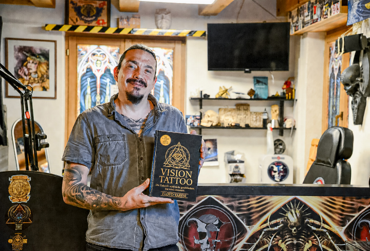 Floyd Varesi hat in seiner mehr als 20-jährigen Tätigkeit häufig erlebt, wie Tattoos Menschen verändern können. Unter anderem diese Beobachtung hat ihn motiviert, darüber ein Buch zu schreiben. Bild Christian Horisberger Floyd Varesi hat in seiner mehr als 20-jährigen Tätigkeit häufig erlebt, wie Tattoos Menschen verändern können. Unter anderem diese Beobachtung hat ihn motiviert, darüber ein Buch zu schreiben. Bild Christian Horisberger
