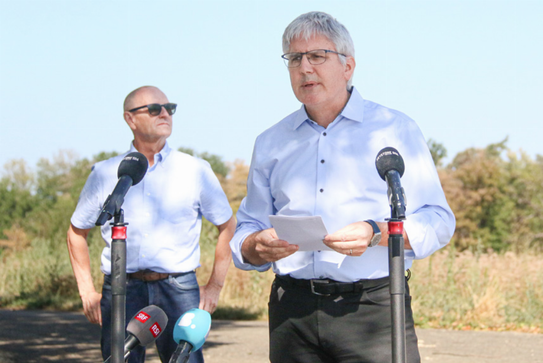 Die Spitze des Bundesamts für Landwirtschaft am Medientermin in Wittinsburg: Direktor Christian Hofer (vorne) und Vize-Direktor Bernard Belk. Die Spitze des Bundesamts für Landwirtschaft am Medientermin in Wittinsburg: Direktor Christian Hofer (vorne) und Vize-Direktor Bernard Belk.