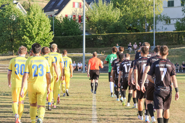 Einmarsch der Amateure: Die erste Runde im Basler Cup kennzeichnet das Ende der Sommerpause auf den hiesigen Sportplätzen. Bild Sebastian Wirz Einmarsch der Amateure: Die erste Runde im Basler Cup kennzeichnet das Ende der Sommerpause auf den hiesigen Sportplätzen. Bild Sebastian Wirz