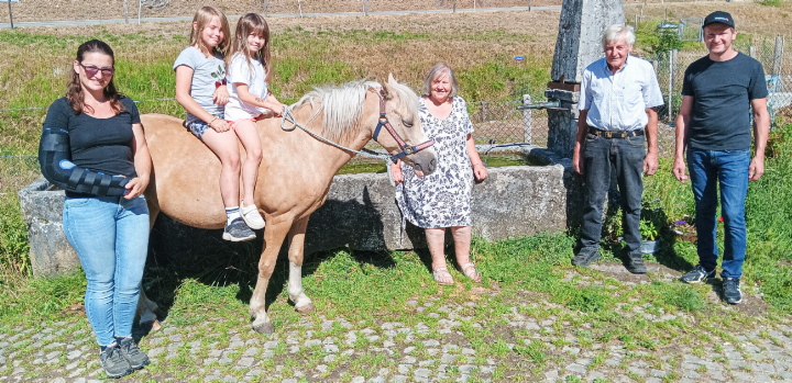 Die Familie Portmann mit Pony «Honey Girl»: Regula, Larina, Ella, Trudi, Hans und Thomas (von links).
Bild Elmar Gächter Die Familie Portmann mit Pony «Honey Girl»: Regula, Larina, Ella, Trudi, Hans und Thomas (von links).
Bild Elmar Gächter